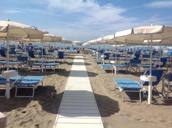 Hotel Delfino Marina Di Carrara Exteriör bild