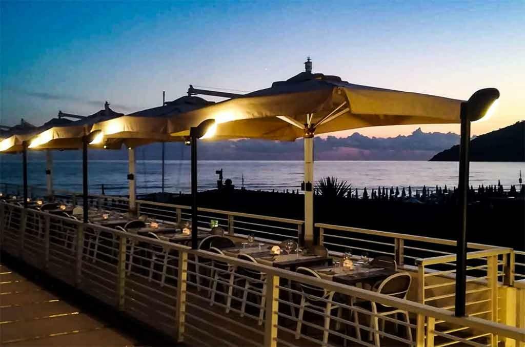 Hotel Delfino Marina Di Carrara Exteriör bild