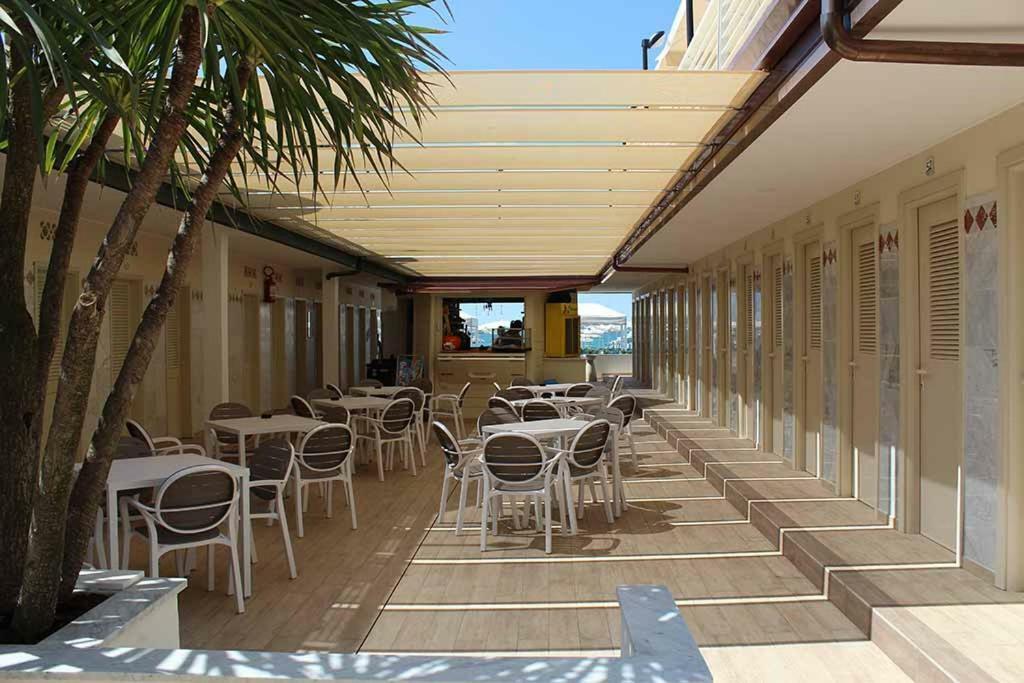 Hotel Delfino Marina Di Carrara Exteriör bild