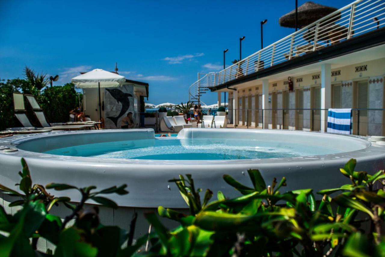 Hotel Delfino Marina Di Carrara Exteriör bild