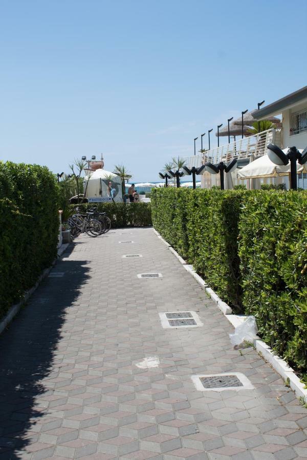 Hotel Delfino Marina Di Carrara Exteriör bild