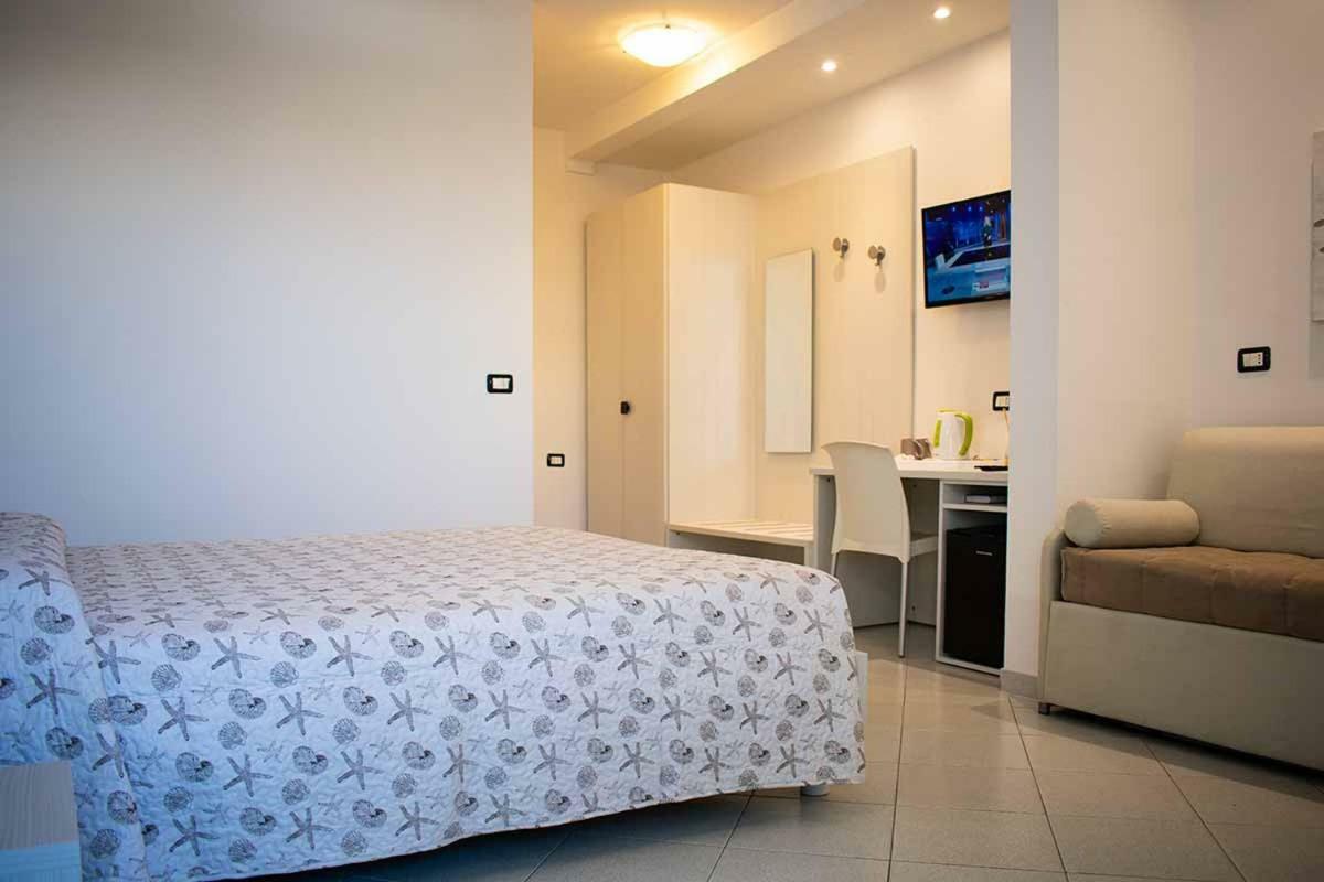 Hotel Delfino Marina Di Carrara Exteriör bild
