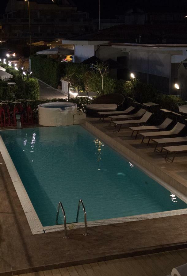 Hotel Delfino Marina Di Carrara Exteriör bild