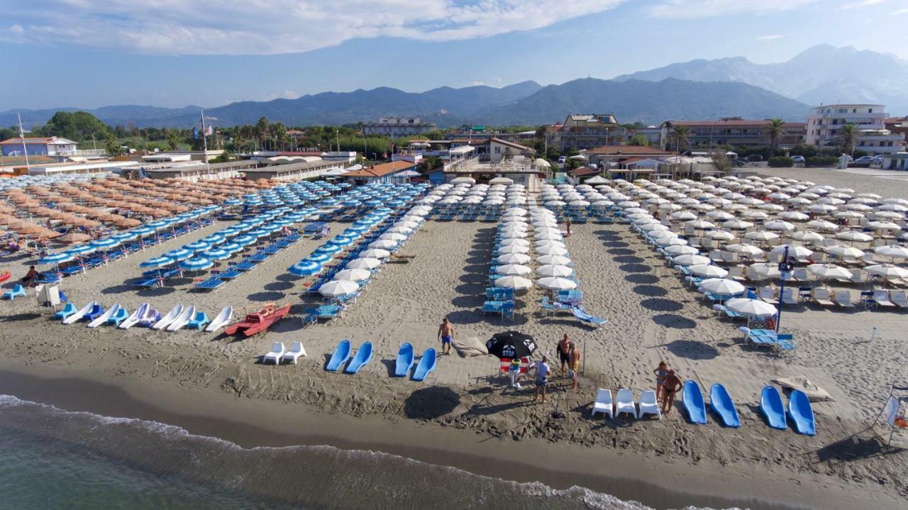 Hotel Delfino Marina Di Carrara Exteriör bild