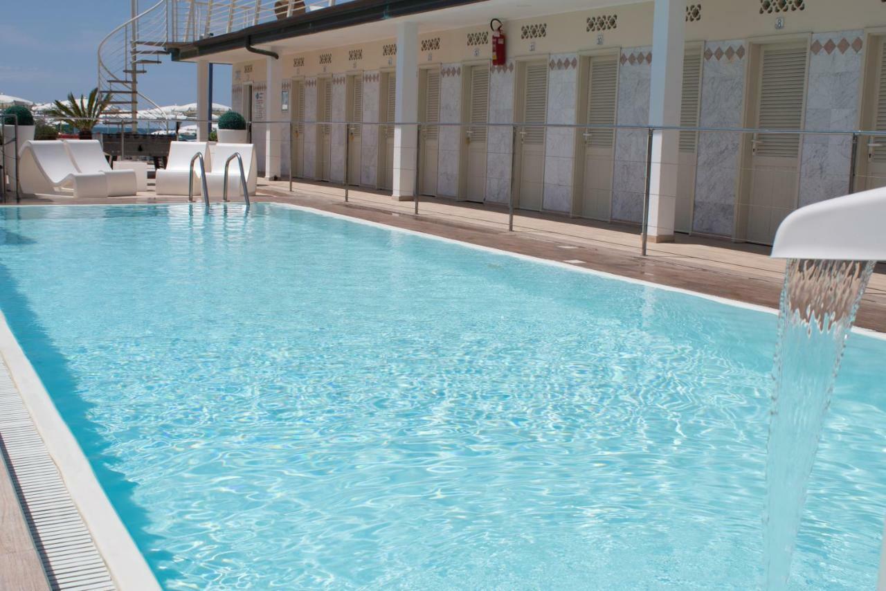 Hotel Delfino Marina Di Carrara Exteriör bild
